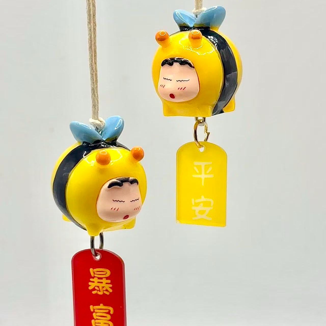 Car Accessories For Inside - Figur Cosplay Crayon Shin-chan Bee, Gantungan